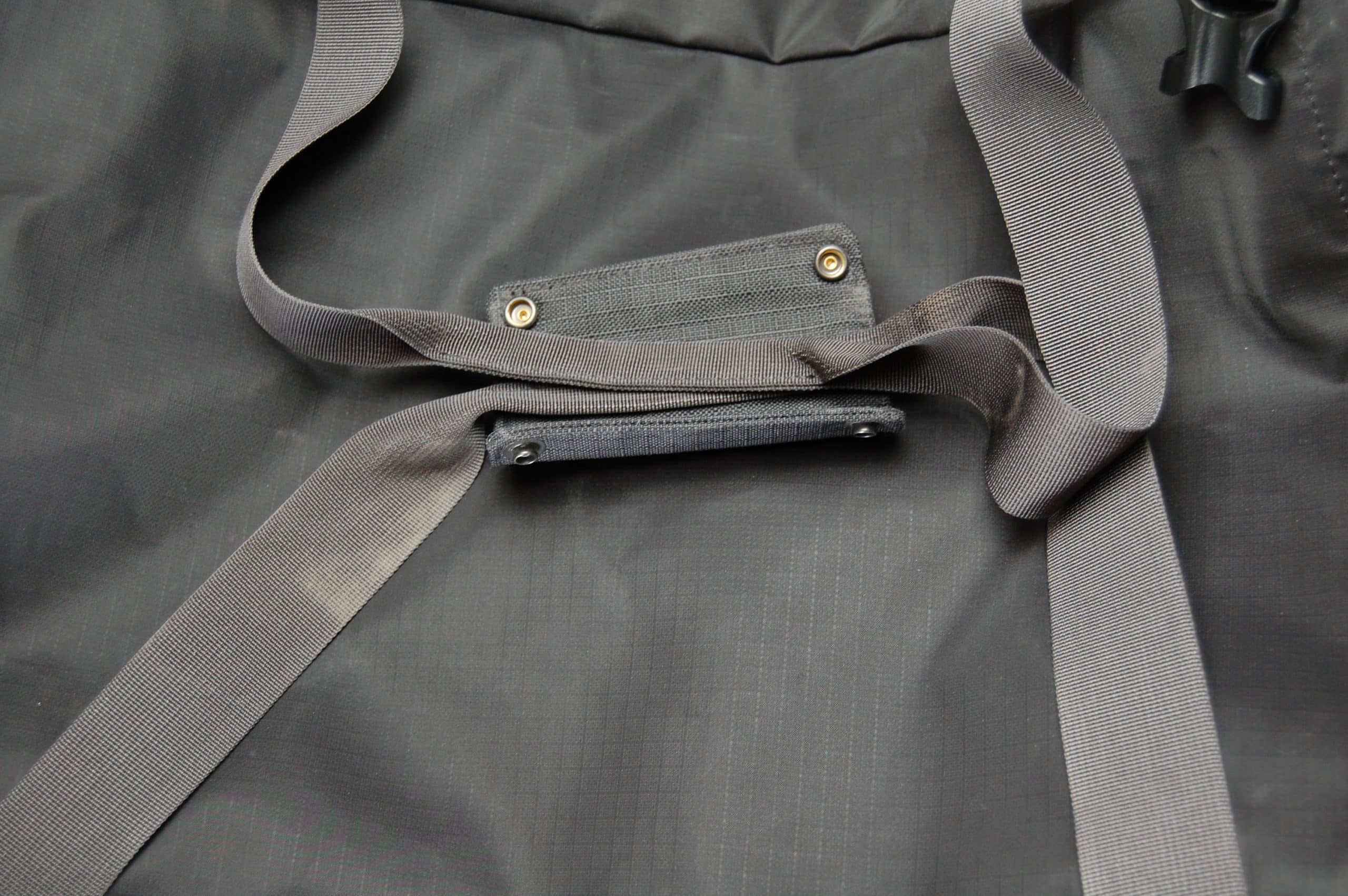 An image of the handle straps on a Patagonia Black Hole duffel.
