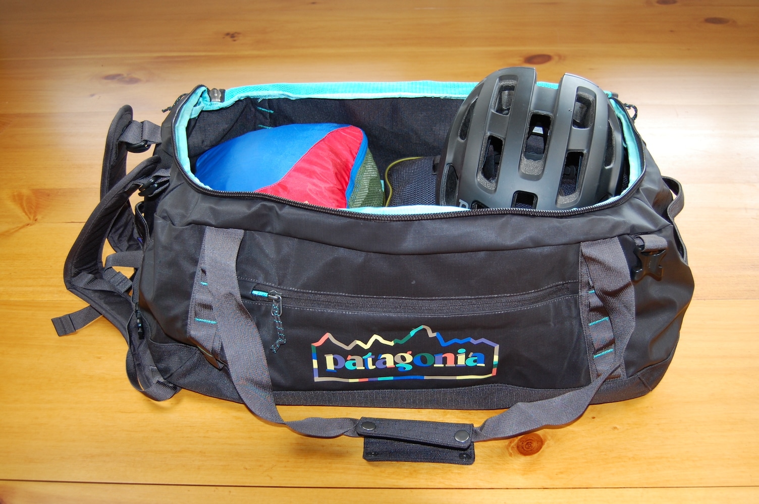 patagonia_black_hole_dull_55l_open1 A 2024 Patagonia Black Hole duffel 55l open.