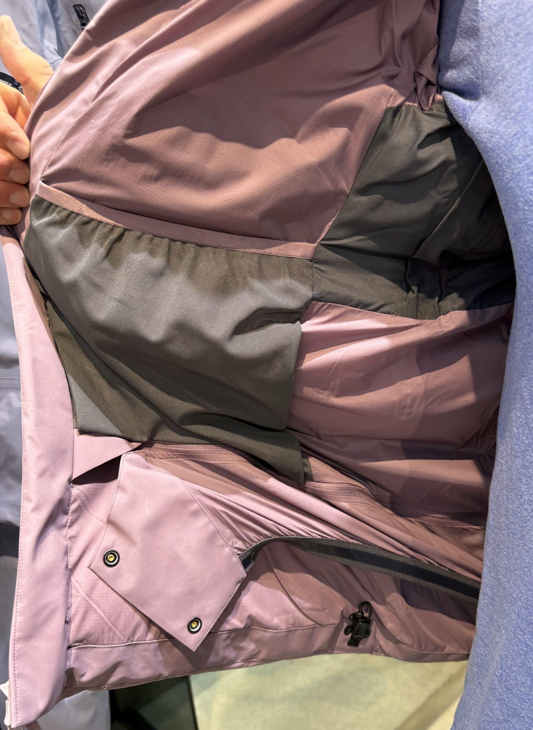 Internal dump pockets and removable powder skirt on the Fissile SV Down Jacket