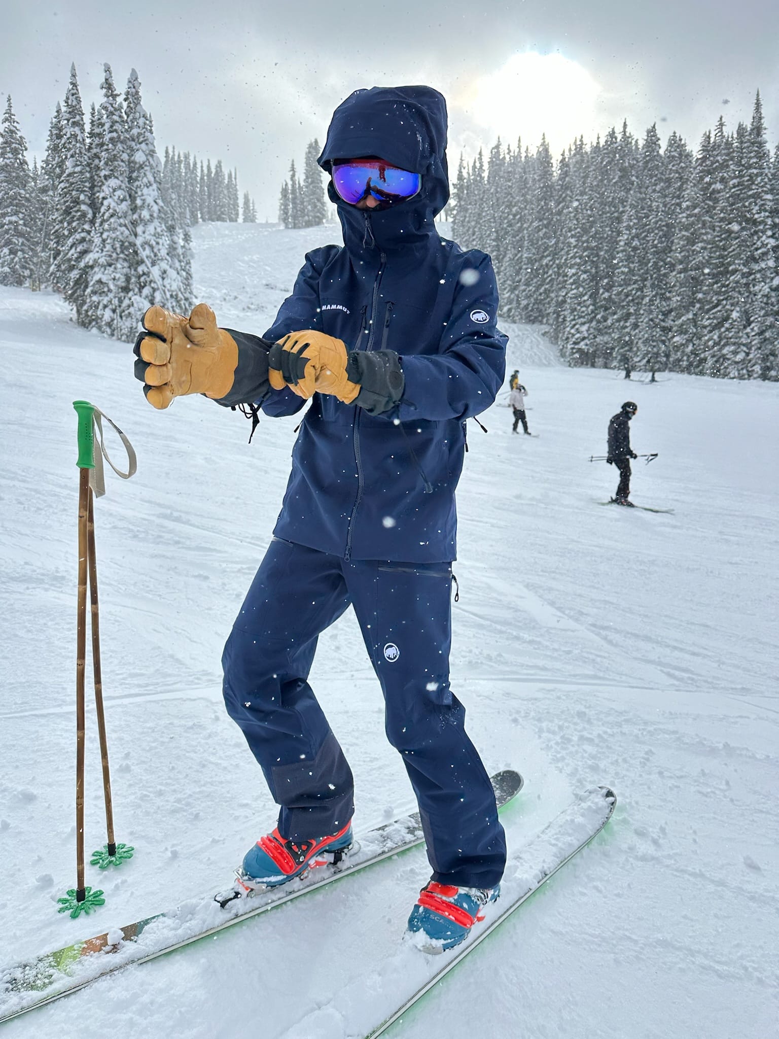 Skier standing in the Mammut Stoney HS jacket and pants