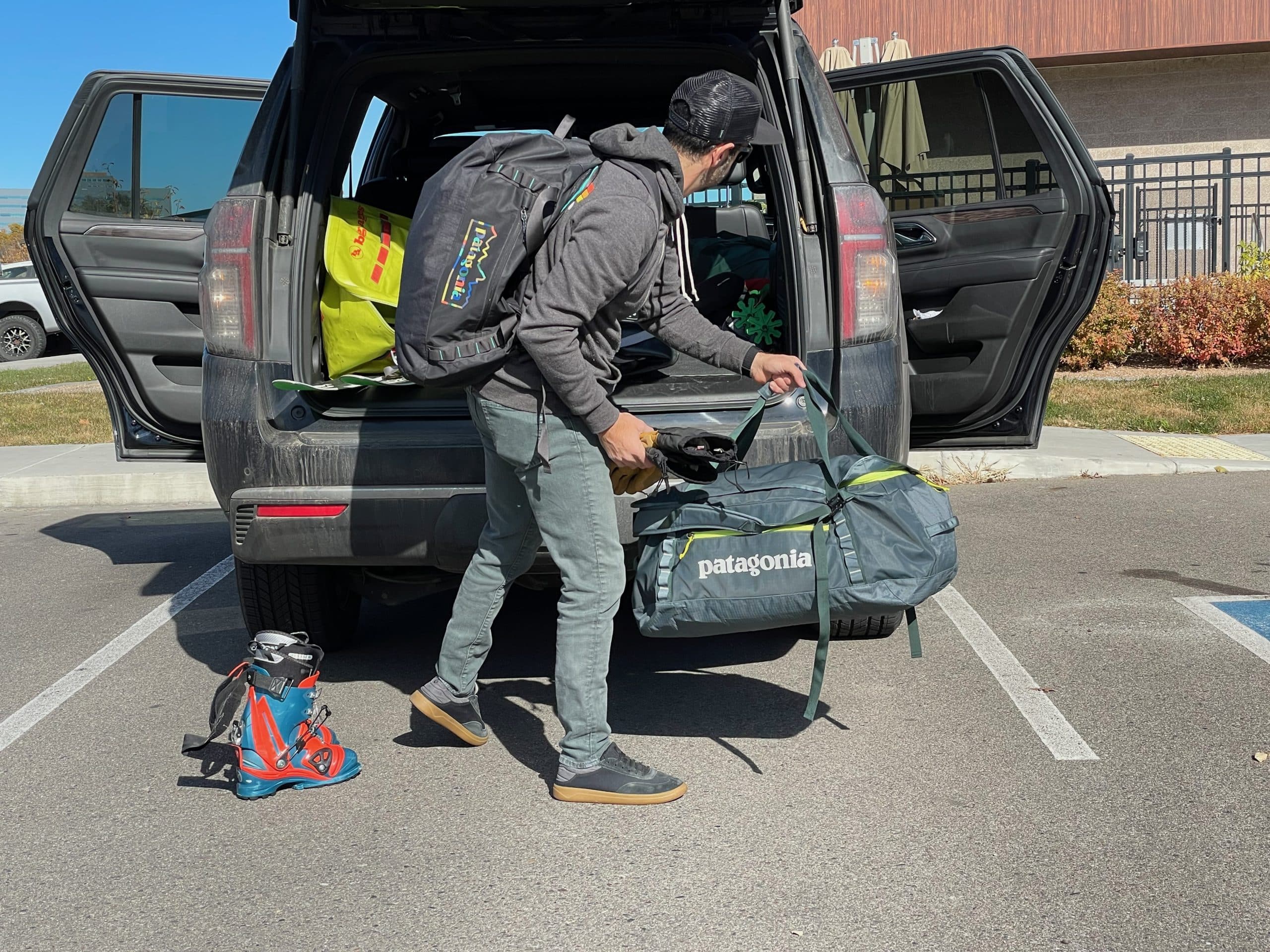 patagonia_black_hole_duffel_50L_and_70L Image showing both the 50L and 70L Patagonia Black Hole duffels.