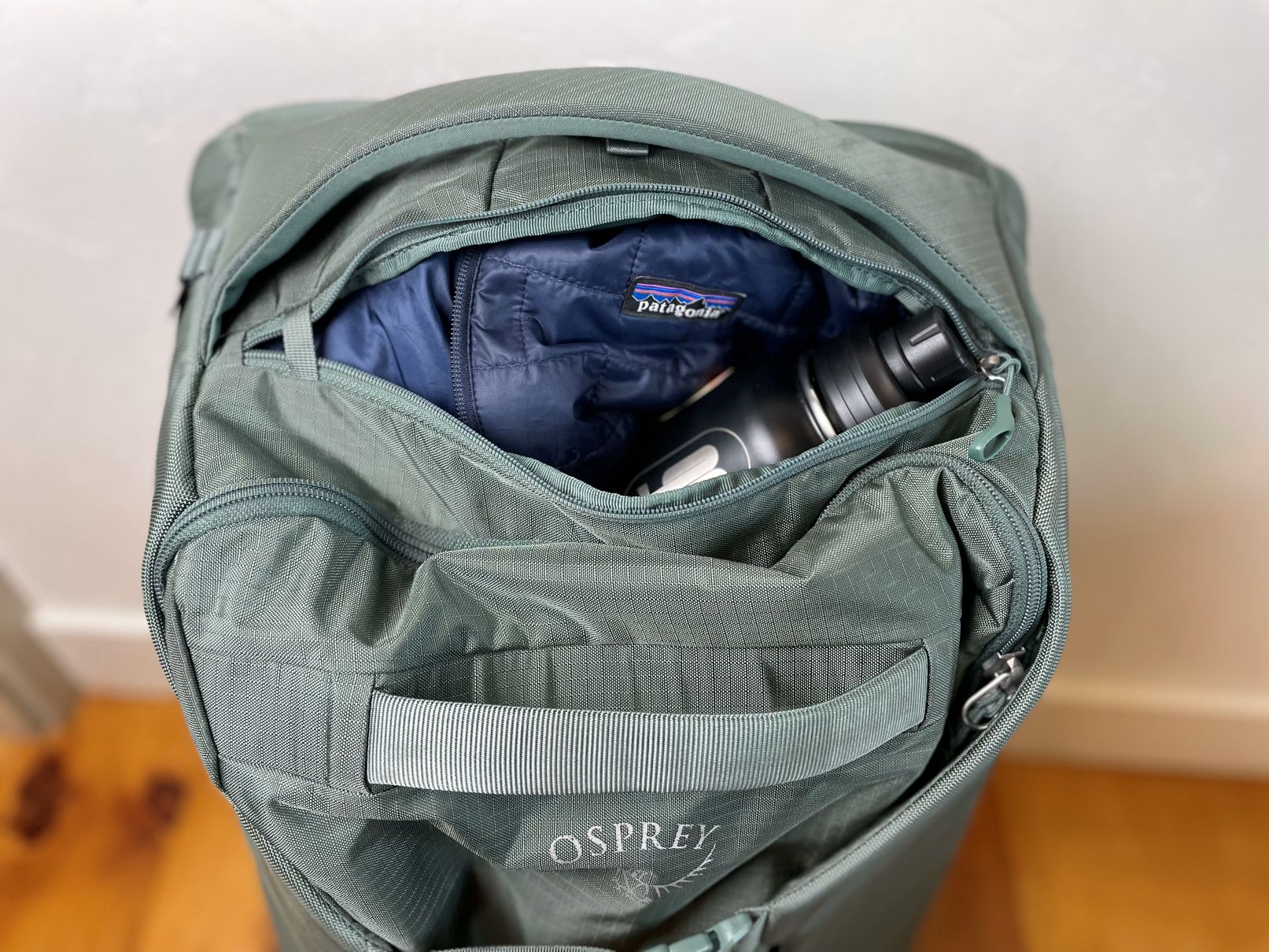 osprey_sojourn_exterior_pocket_top The exterior pocket on the top of the Osprey Sojourn Shuttle 100L travel duffel.