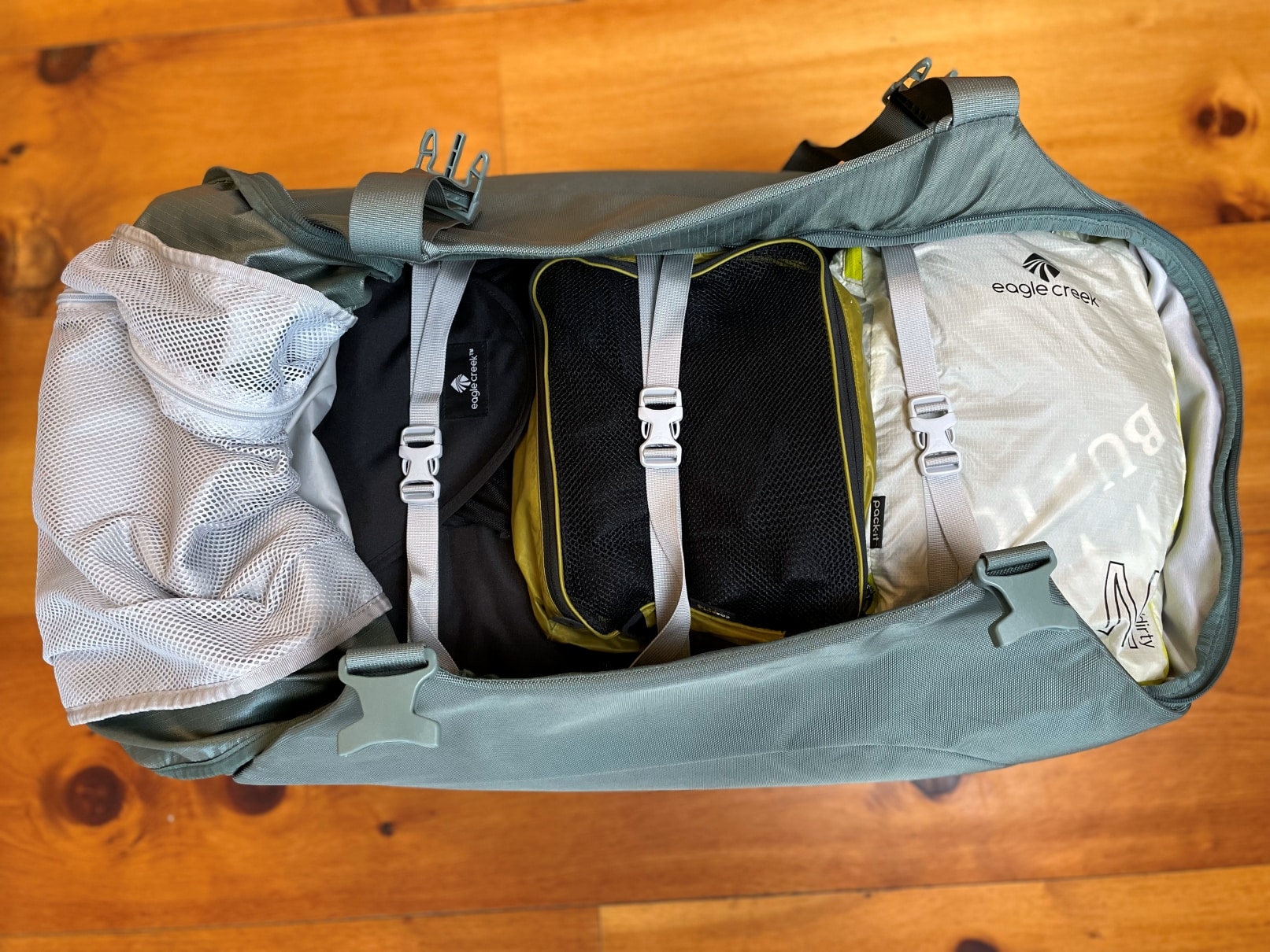 osprey_sojourn_interior_compression_straps The compressions straps inside an Osprey Sojourn Shuttle 100L travel duffel